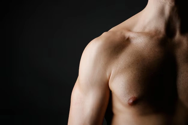 Gynécomastie 5 muscle young man dark background 392895 90087